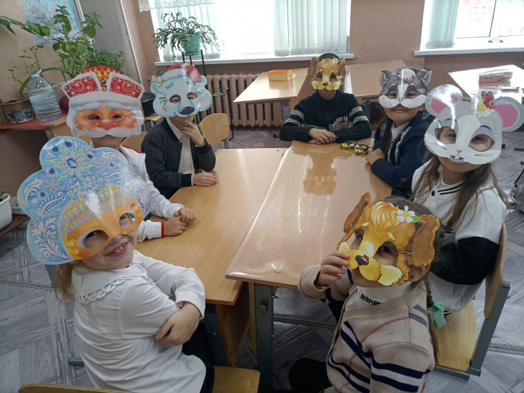 Учащиеся готовятся к Новому году.