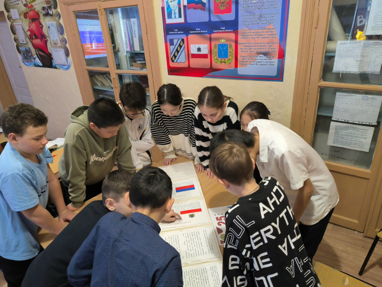 25 декабря - День принятия Федеральных конституционных законов о Государственных символах Российской Федерации.