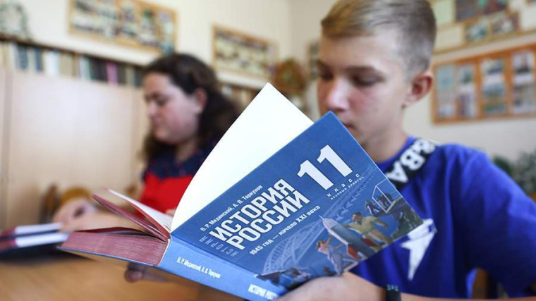Единые государственные учебники по всем предметам.